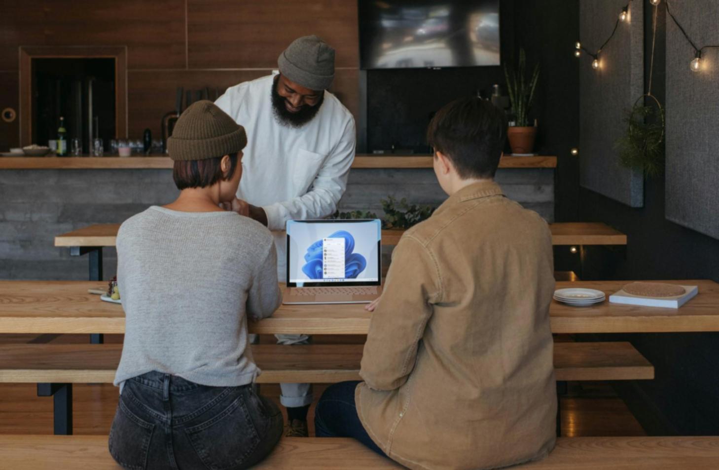 Sessione di webinar interattivo con sviluppatori che collaborano su progetti JavaScript